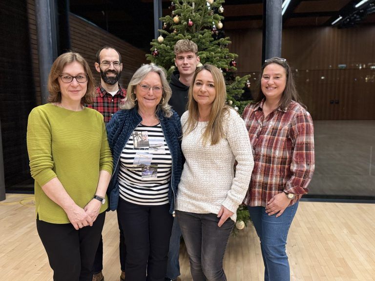 Sakrales Konzert mit Oswald Sattler in der Pfarrkirche Höchst: Tour-Managerin Gabi Konrad mit den Pfarrgemeinderatsmitgliedern Christine Andres und Dietmar Dellanoi, sowie Pfarrsekretärin Verena Gehrer, Mesnerin Patricia Küng und Zivildiener Mika Spögler bewirteten die Besucher.