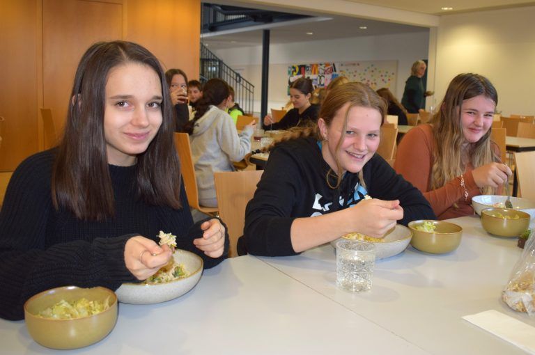 Schülerinnen und Schüler der Musikmittelschule Lingenau lassen sich das frischgekochte Essen schmecken.