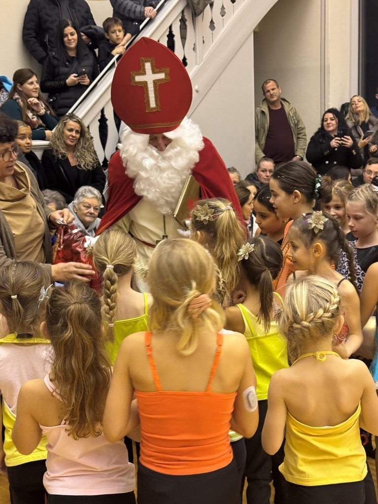 Ein Abend voller Anmut und Tradition: Der Nikolaus war voll des Lobes für die jungen Nachwuchsgymnastinnen.
