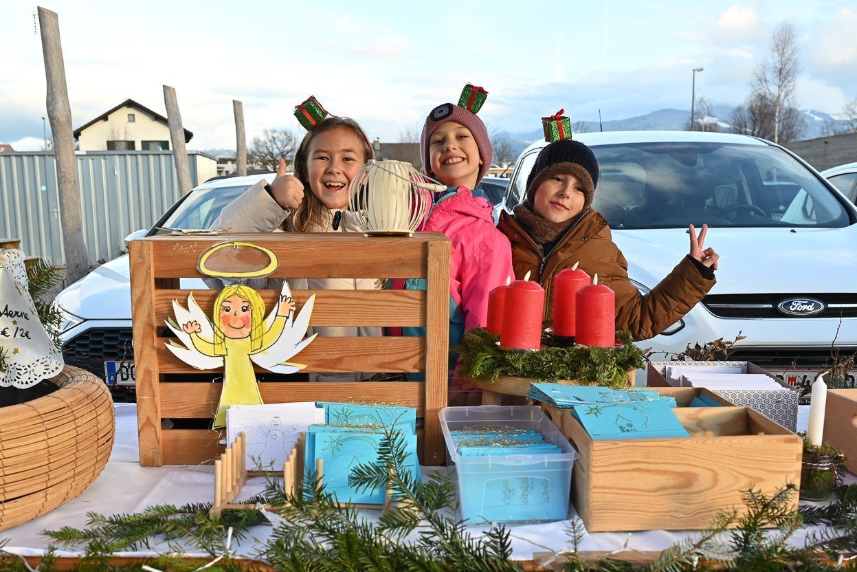 Adventmarkt der Volksschule Rotkreuz: Schüler begeistern mit selbstgebastelten Weihnachtsartikeln: Die Kinder freuten sich ihre selbstgemachten Dekorationsartikel zu verkaufen.