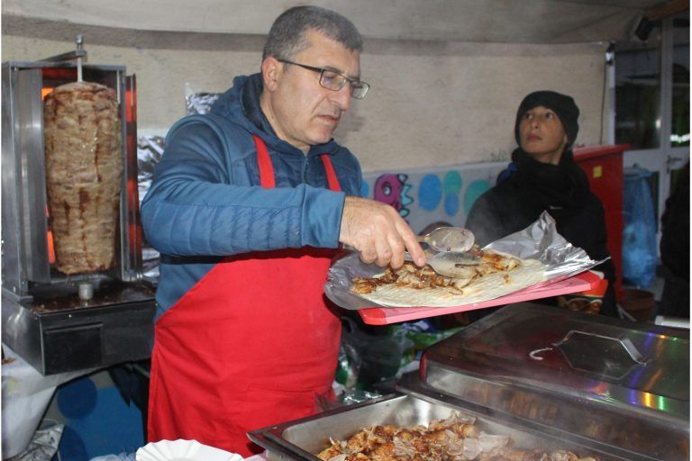 „Herbergsuche“ als Markt-Kulisse : Wer es lieber international mag, ist am Stand für den weitum besten Döner richtig.