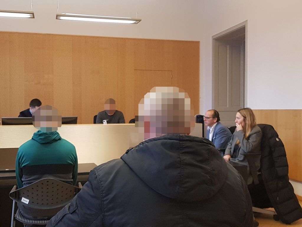 Juwelieren falsches Gold verkauft: Haft- und Geldstrafen für Betrügerduo
