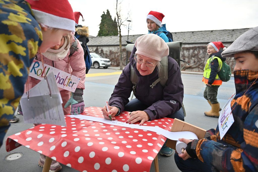 Volksschulkinder schenken Menschen ein Lächeln