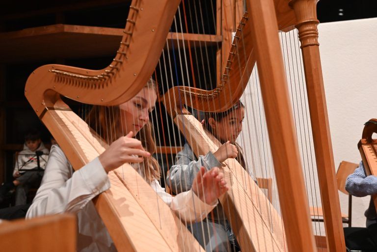 Weihnachtsbenefizkonzert der Rheintalischen Musikschule: Ein Harfen-Ensemble spielte ein ukrainisches Volkslied.
