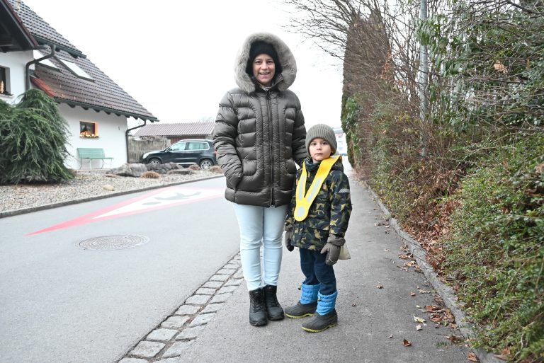 Nina Neyer begleitet ihren Sohn Jannis jeden Tag in den Kindergarten Wiesenrain. Er darf ohne Zebrastreifen nicht die Straße wechseln.