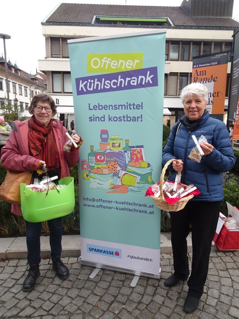 Anregungen für den bewussten Lebensmittel-Weihnachtseinkauf : Passend am Eingang zum Wochenmarkt hatten sich die Damen vom Offenen Kühlschrank positioniert.