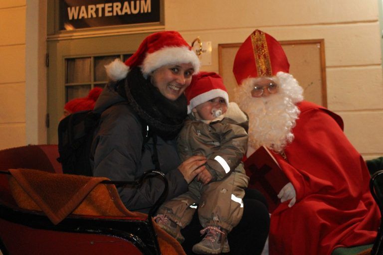 Bähnle-Nikolaus macht Überstunden: Und noch ein Erinnerungsfoto für’s Familienalbum . . .