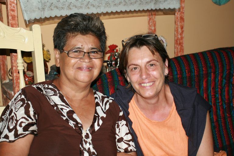 (Bilder: Ramoser) Die Verbindung zu Josefa (hier im Bild mit Brigitte Rodriguez Lopez) ist geprägt von Dankbarkeit und Respekt für ihre außergewöhnliche Arbeit.