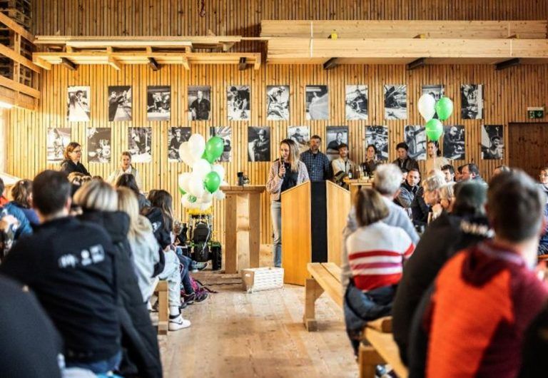 Weilerfeste mit großer Nachhaltigkeit: Manche der Firmen – wie Dr’ Holzbauer – hatten ihre Werkhallen in Festhallen umgestaltet, wo es neben Informationen auch Gelegenheit zum Austausch gab.