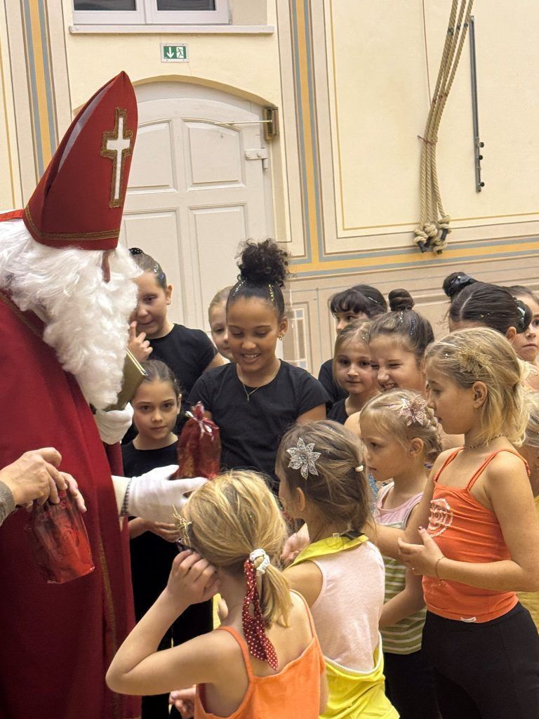 Ein Abend voller Anmut und Tradition: Der Nikolaus hatte alle Hände voll zu tun mit Geschenke verteilen.