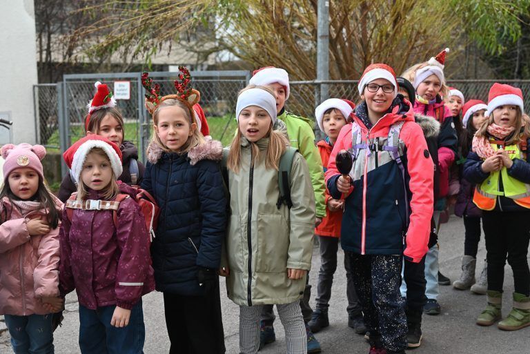 Volksschulkinder schenken Menschen ein Lächeln: Bevor es los ging, stimmten die Kinder noch ein Weihnachtslied an.
