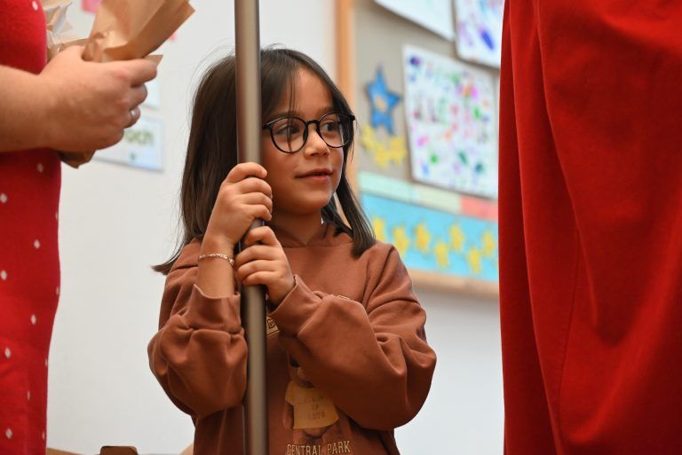 Nikolaus sorgt für leuchtende Kinderaugen in Volksschule Rheindorf: Ehrfürchtig hielt diese Schülerin den Stab.
