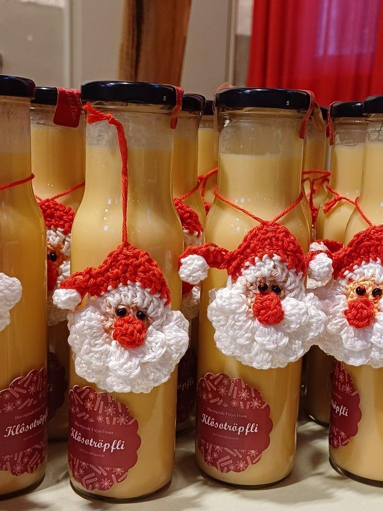 Erfolgreicher Nikolausmarkt zugunsten bedürftiger Familien in Vorarlberg: Die Frauen gestalteten liebevoll ihre selbstgemachten Produkte.