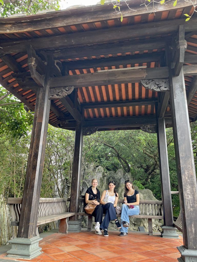 Zwischen Tempeln und Taifun: In einem von Taipehs Parks erkundeten die Schüler die Natur Taiwans.