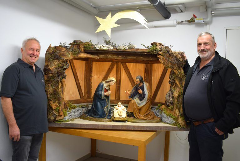 Friedrich Vögel und Willi Knapp (r.) haben in 400 Arbeitsstunden eine neue Krippe für die Kirche in Langenegg gebaut.  