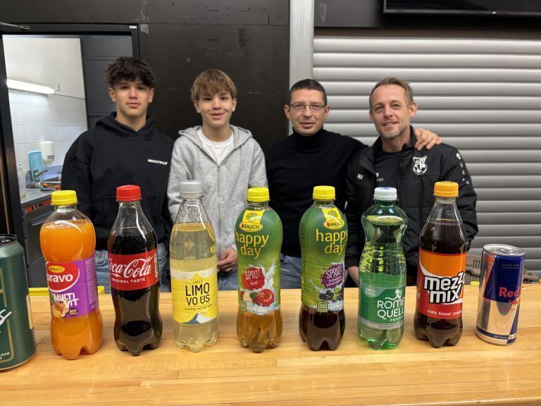 Vorweihnachtlicher Fußballzauber in der Halle: Auch für die kulinarische Verpflegung war beim Turnier bestens gesorgt.
