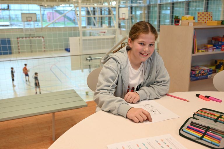 Campus Rotkreuz füllt sich bereits mit Leben: Helena ist gerne in der Schülerbetreuung. Hier gefällt es ihr.