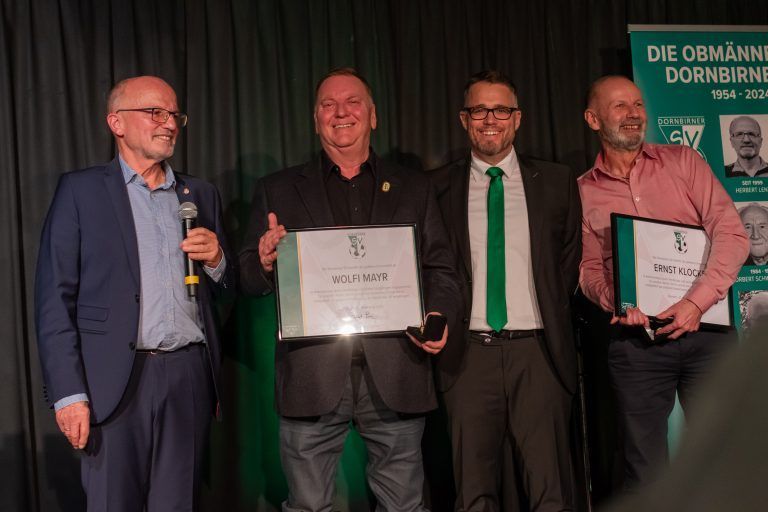70 Jahre Dornbirner SV und Begeisterung für den Fußball: Wolfi Mayr und Ernst Klocker erhielten die Goldene Ehrennadel.