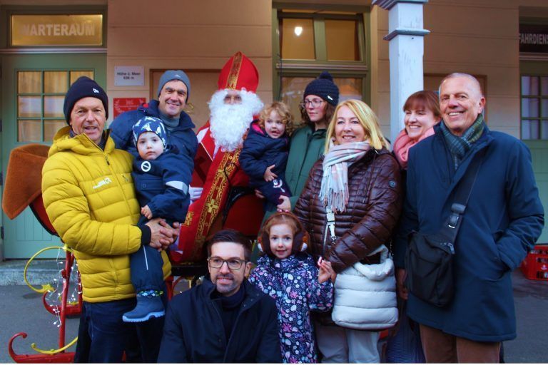 Bähnle-Nikolaus macht Überstunden: Nicht nur Kinder haben großen Spaß an der Nikolausfahrt, sie hat längst für die ganze Familie Kultstatus erlangt.