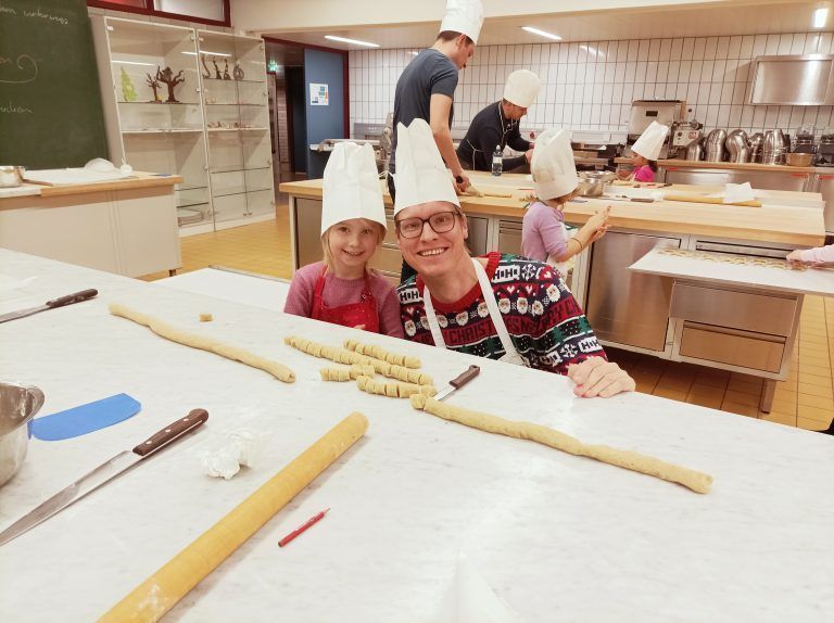 Kreative Weihnachtsbäckerei mit Vätern und Kindern: privat