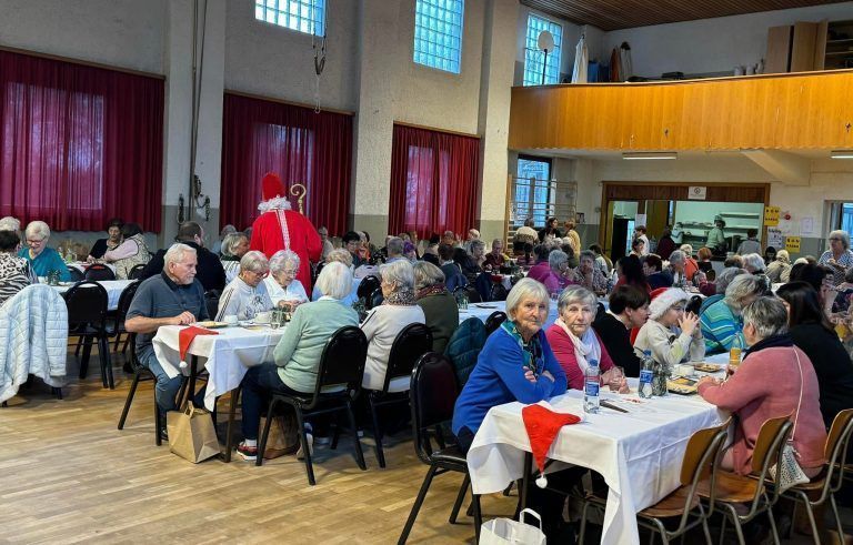 Erfolgreicher Nikolausmarkt zugunsten bedürftiger Familien in Vorarlberg: Am Nikolausmarkt ließen es sich die Gäste bei Kaffee und Kuchen gut gehen.