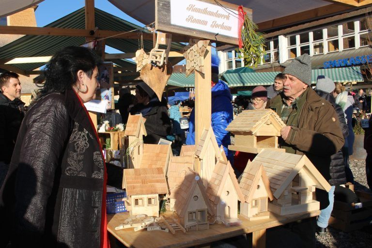 Egg war wieder echte „Markt“-Gemeinde: Roman Jochum hat in seiner Pension ein interessantes Hobby gefunden: er fertigt Vogelhäuschen. Nicht 08/15, sondern kleine Kunstwerke – 5-Stern-Vogelhäuschen sozusagen. Mit dem Absatz auf dem Märktle war er hochzufrieden.