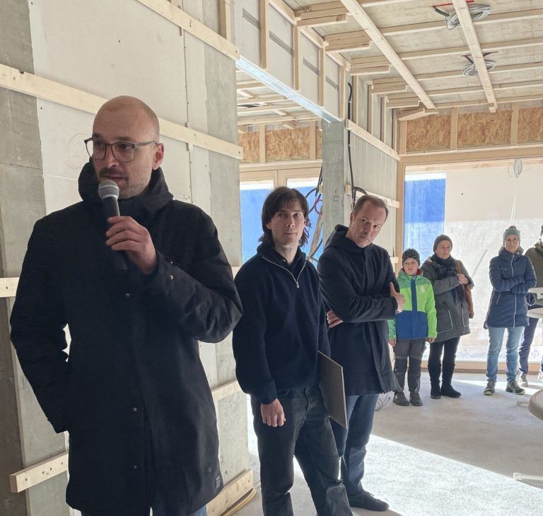 Zwischenbericht zu „Vision Bezau 2050“: Sven Matt (mit Mikrofon), Tobias Franz und Markus Innauer (rechts) erläuterten beim Rundgang durch das Gebäude und beim abschließenden Salongespräch in der Aula ihr Lernhaus.