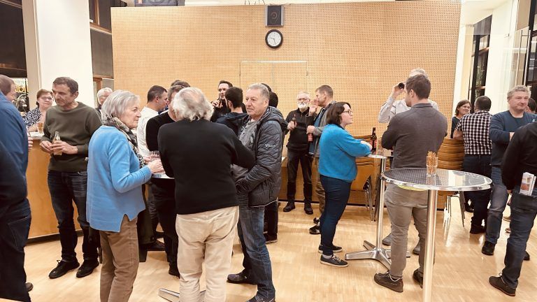 Großes Interesse an Satteinser Gemeinschaftsliste: Beim gemütlichen Teil gab es angeregte Gespräche.
