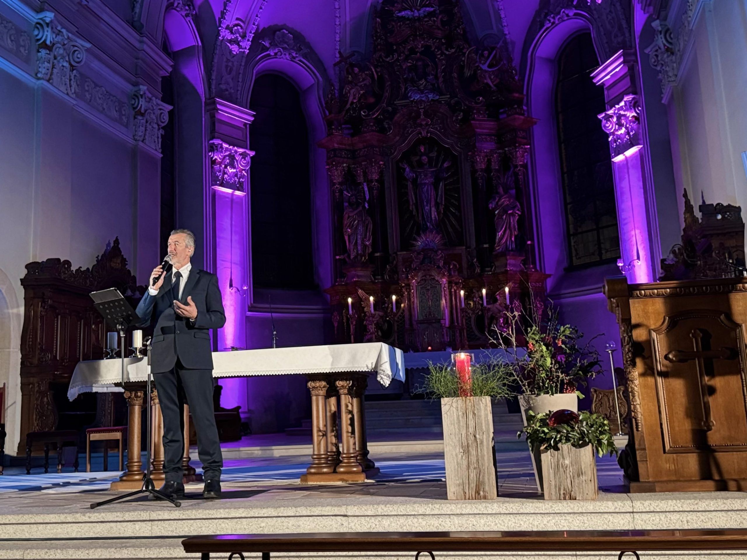 Sakrales Konzert mit Oswald Sattler in der Pfarrkirche Höchst: Das Publikum genoss die stimmungsvolle Atmosphäre.