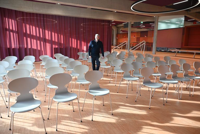 Campus Rotkreuz füllt sich bereits mit Leben: Stolz zeigt Robin Würtinger die bald einsatzbereite Aula.