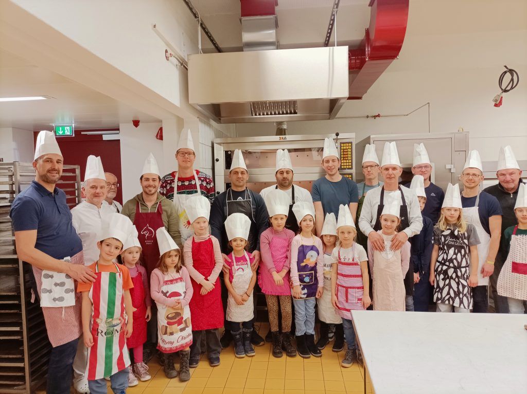 Väter und Kinder zaubern gemeinsam Weihnachtsgebäck