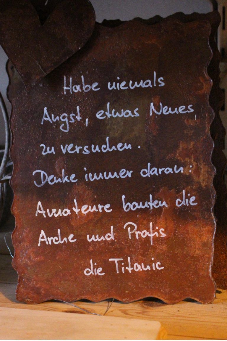 Vom „Auto-Schrauber“ zum Althaus-Sanierer: Einer der vielen originellen Sprüche, die in den Räumen des Hauses zu finden sind. Er ist typisch für die Lebensphilosophie des Haussanierers.