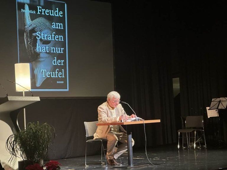 Peter Mück präsentierte sein erstes Buch. - © VN-TK
