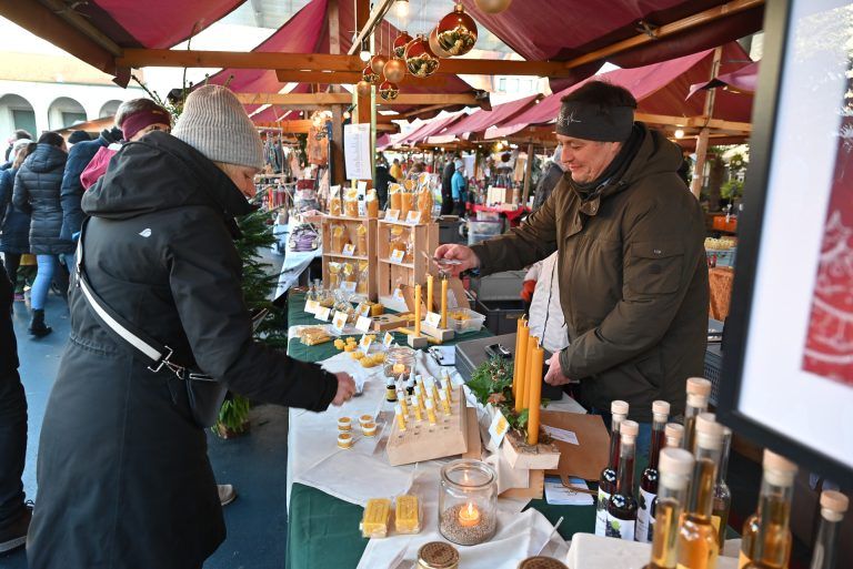 Weihnachtlicher Glanz am Kirchplatz: Bienenprodukte aller Art kamen dieses Jahr sehr gut an.