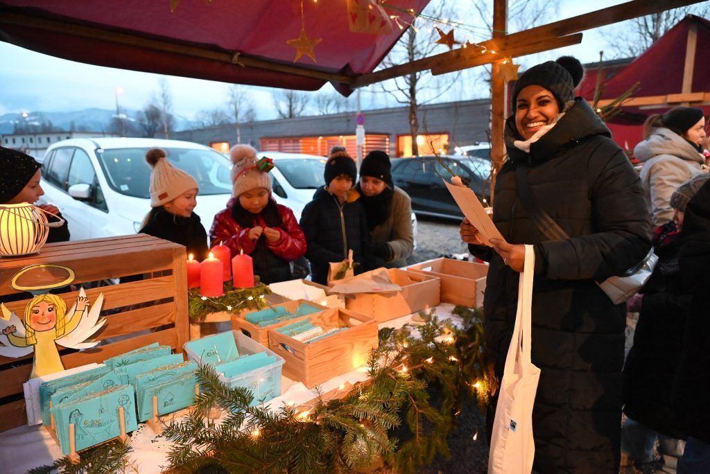 Adventmarkt der Volksschule Rotkreuz: Schüler begeistern mit selbstgebastelten Weihnachtsartikeln