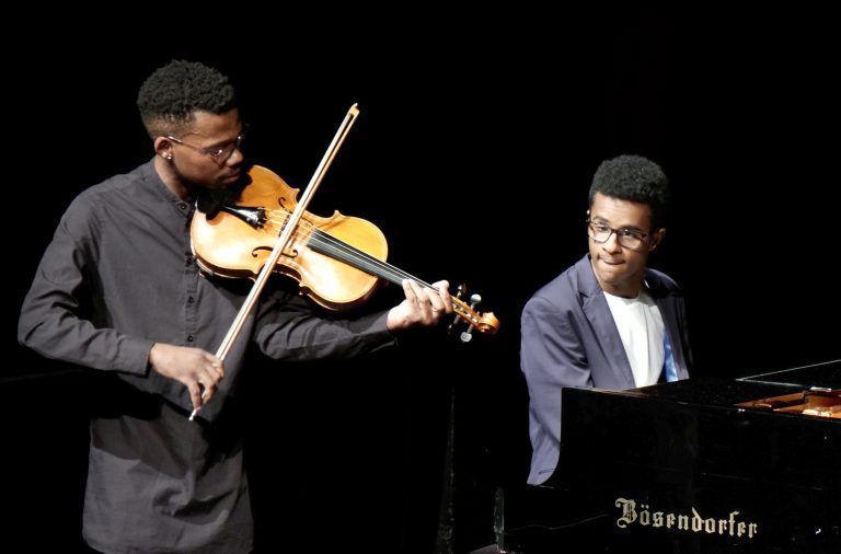 Fulminantes Benefizkonzert begeisterte 1500 Konzertbesucher: Ansteckende Freude am gemeinsamen Musizieren: Abel Schubert (Klavier) und Zuko Samela (Violine).