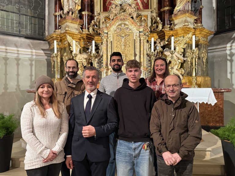 Sakrales Konzert mit Oswald Sattler in der Pfarrkirche Höchst: Sänger Oswald Sattler und Kaplan Agil Raju mit dem Team der Pfarre Höchst nach dem Konzert.