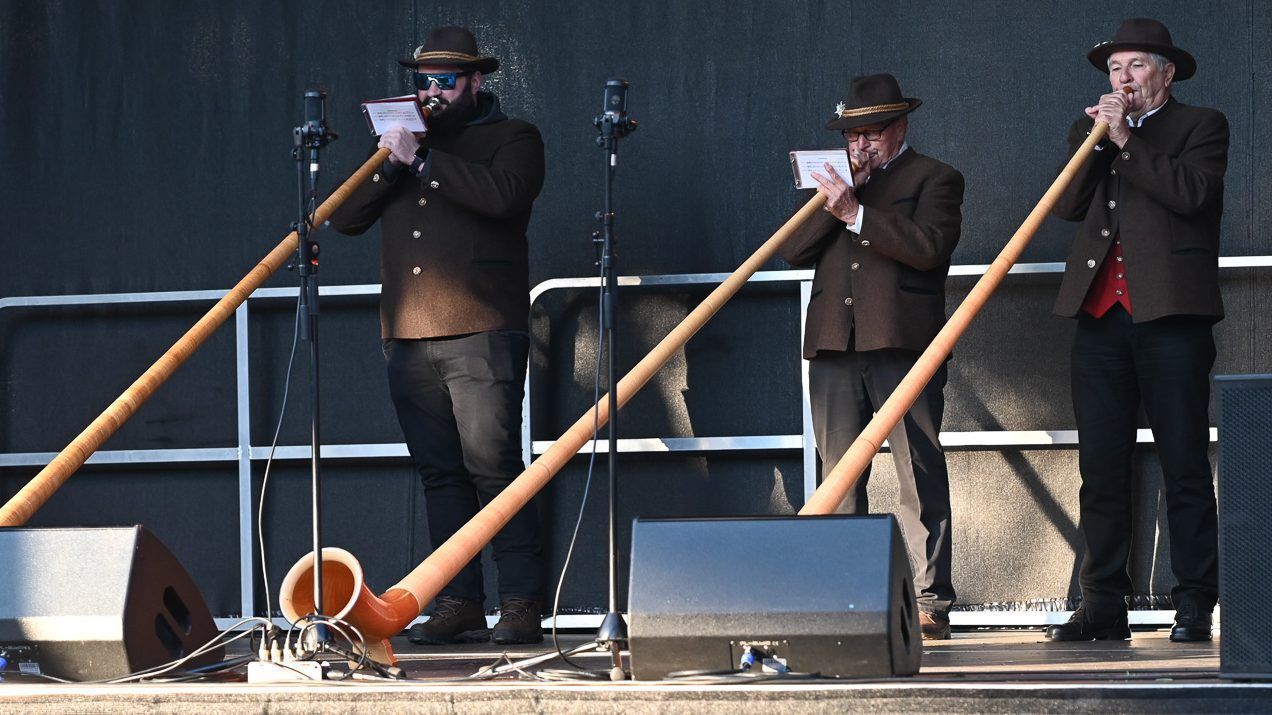 Weihnachtlicher Glanz am Kirchplatz: Die Krumbacher Alphornbläser sorgten mit ihrer Musik für weihnachtliches Flair.