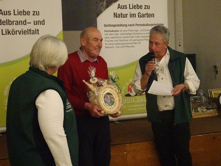 Erfolgreicher Rückblick und blühende Aussichten auf Jubiläumsjahr: Brennspezialist Werner Amann erhielt als Dankeschön für seine langjährige Treue natürlich ein Geschenk, bei dem es sich um Schnaps dreht.