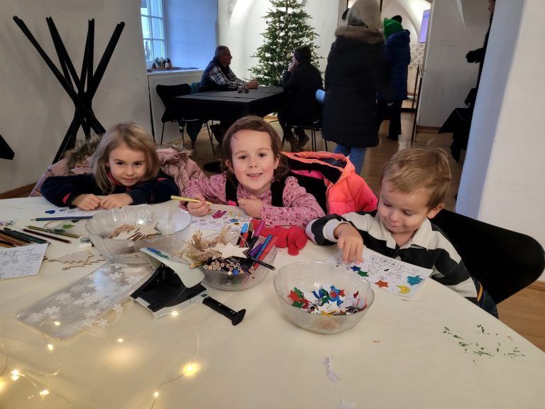 Weihnachtszauber in Schloss Hofen: Ein Treffpunkt für Jung und Alt: Beim Malen und Basteln waren die Kleinen in der warmen Bastelstube beschäftigt.
