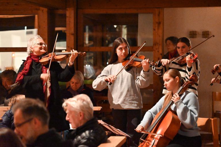 Weihnachtsbenefizkonzert der Rheintalischen Musikschule: Am Ende des Konzerts spielte die Jugendsinfonietta auf.