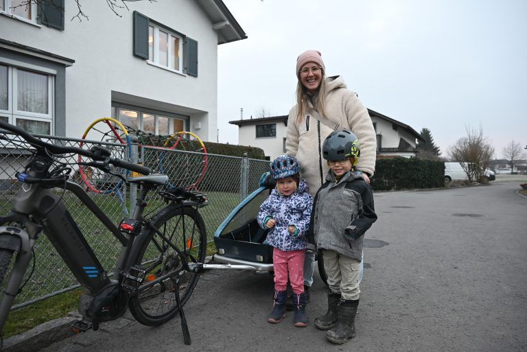 Wenn der Weg zum Kindi zu gefährlich ist: Angelika Lampert wohnt direkt beim Kreisel. Sie traut sich sogar selber nur mit dem Rad die Straße zu queren. Ihre Kinder Nils und Lina dürfen wegen der gefährlichen Verkehrssituation am Kreisel nie alleine gehen.