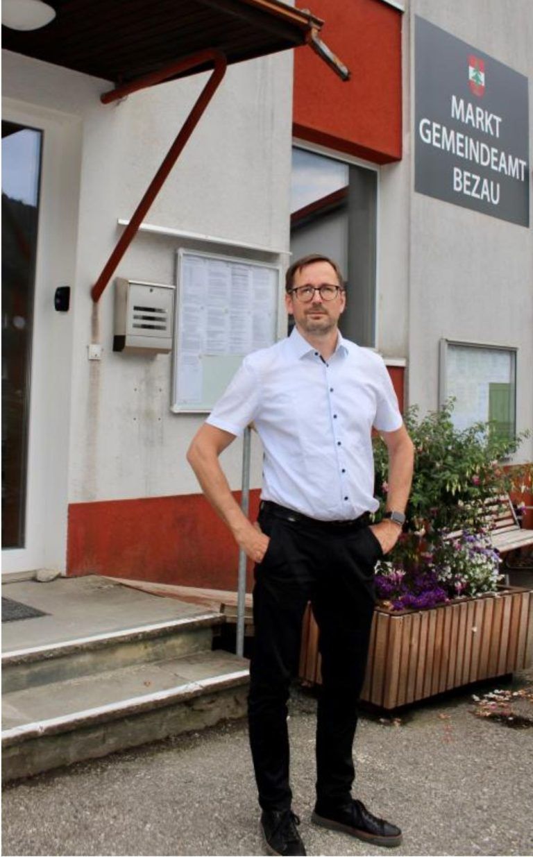 Zwischenbericht zu „Vision Bezau 2050“: Bürgermeister Hubert Graf, der mit der Gemeindeverwaltung im ehemaligen Elastisana-Gebäude "residiert" muss sich noch ein wenig gedulden, der Umbau der alten Schule kann frühestens im Sommer 2025 beginnen.