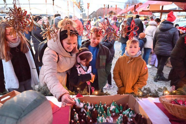 Adventmarkt der Volksschule Rotkreuz: Schüler begeistern mit selbstgebastelten Weihnachtsartikeln: Schnell sein wurde belohnt. Manche Stände waren rasch ausverkauft.