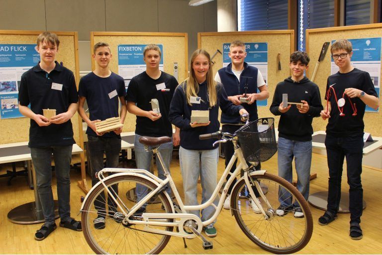 Sogar Raumfahrt ist in Bezau ein Thema: Beim Übergang von der Handelsschule in die Lehre sind Projektarbeiten obligatorisch. Der Jahrgang 2024/25 hat dafür Radservice-Stationen in Bezau, Bizau, Reuthe, Mellau, Schnepfau und Schoppernau geplant und präsentierte die Modelle.