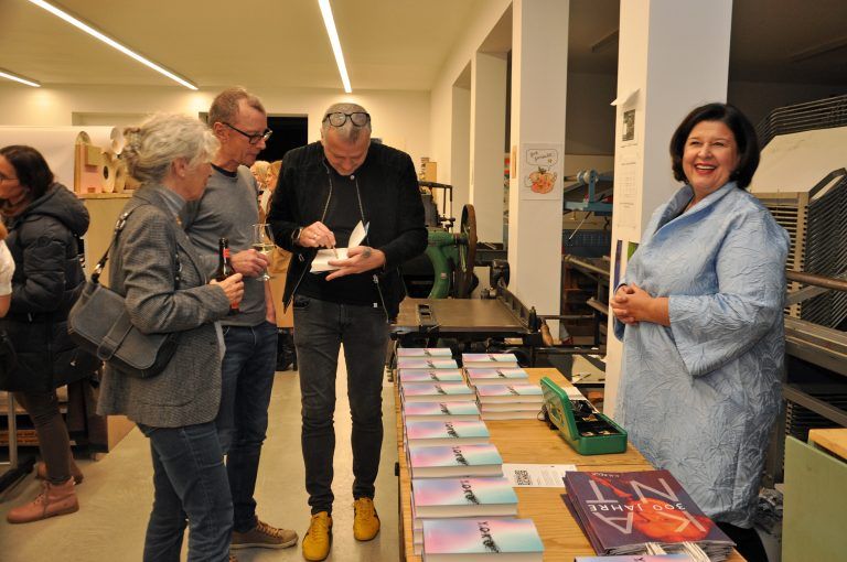 „Pinocchio hat mich zum Thriller getrieben“: Verena Brunner-Loss hatte einen Büchertisch mit Aichners jüngstem Werk „Yoko“ aufgestellt.