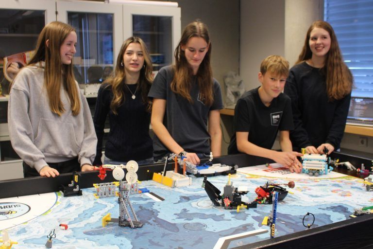 Sogar Raumfahrt ist in Bezau ein Thema: Das Bezauer Robotiker-Team gewann im Vorjahr in Dresden das Europa-Finale in der First-Lego-League. Jetzt wird an der BWS ein neues Team aufgebaut, „mit dem wir 2025 wieder voll angreifen wollen“, gibt sich Dir. Hammerer kämpferisch.