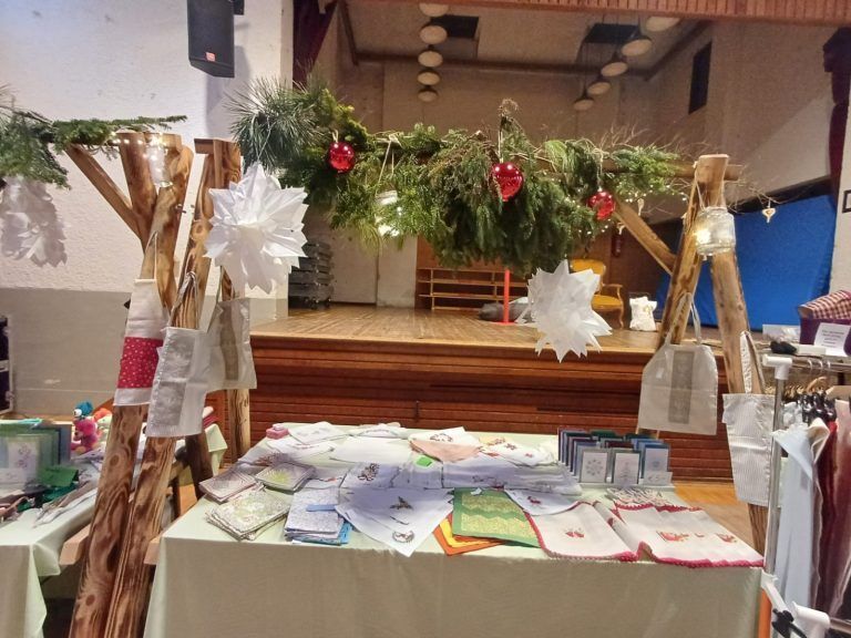 Erfolgreicher Nikolausmarkt zugunsten bedürftiger Familien in Vorarlberg: Die Gäste konnten viele selbstgemachte weihnachtliche Deko-Artikel kaufen.