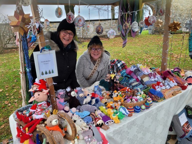 Weihnachtszauber in Schloss Hofen: Ein Treffpunkt für Jung und Alt: Dekorative Stände mit kreativer Handwerkskunst luden zum Staunen und Verweilen ein.