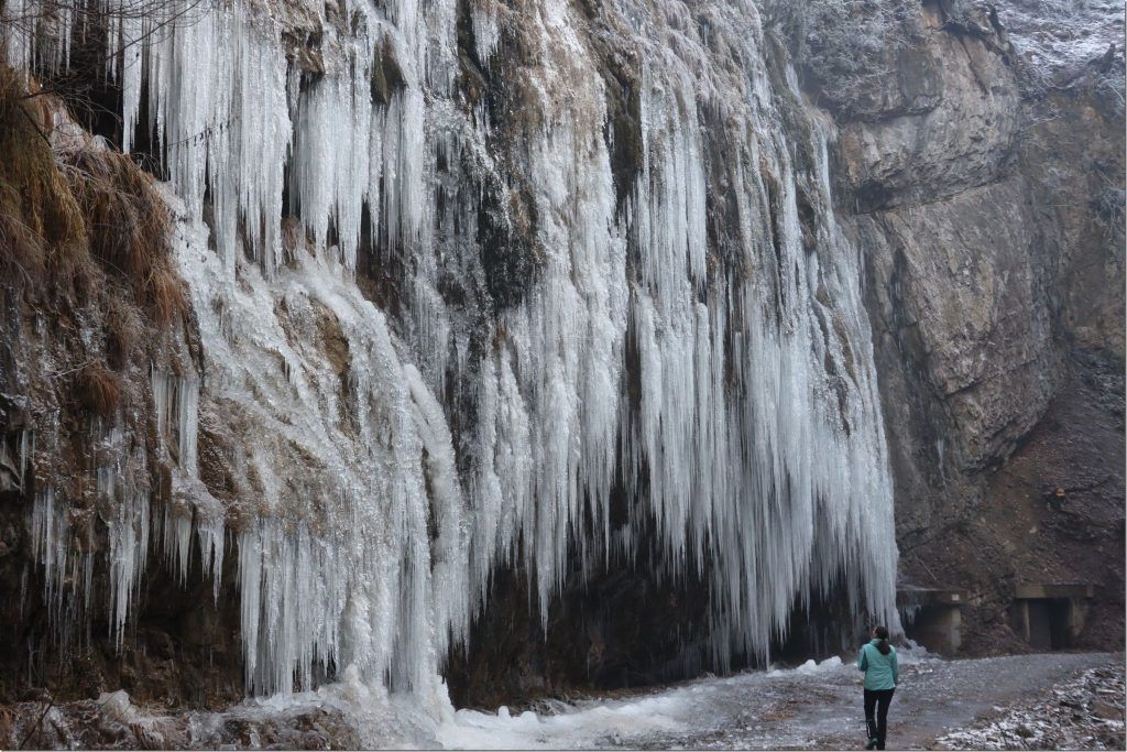 Spektakel der Natur: Das Rote Tor in Rankweil wird zum Eisparadies